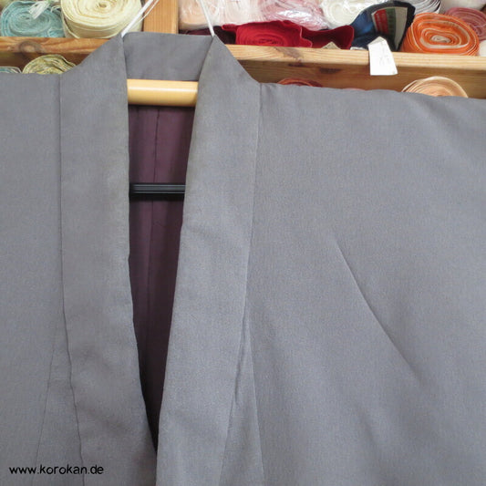 taupe grauer Seiden Kimono, 1 gesticktes Mon
