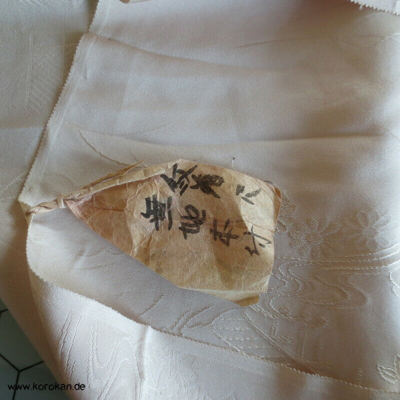 hautfarbener Rinzu Seiden Kimono Damast, mit Hakkake Seidencrepe
