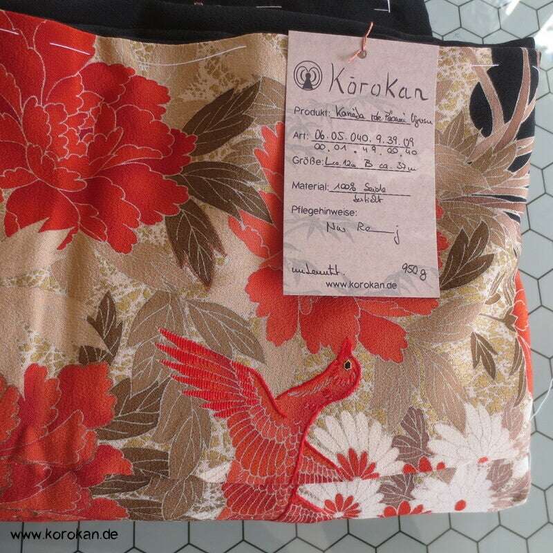 Tomesode, roter Vogel im Pfingstrosenbusch Seiden Karieba