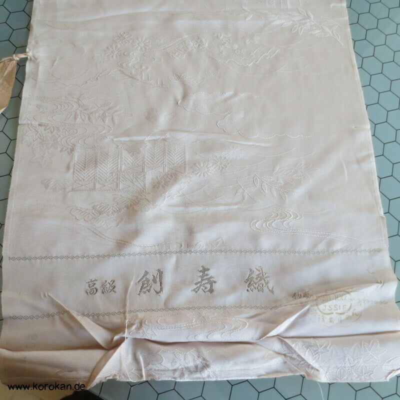 hautfarbener Rinzu Seiden Kimono Damast, mit Hakkake Seidencrepe
