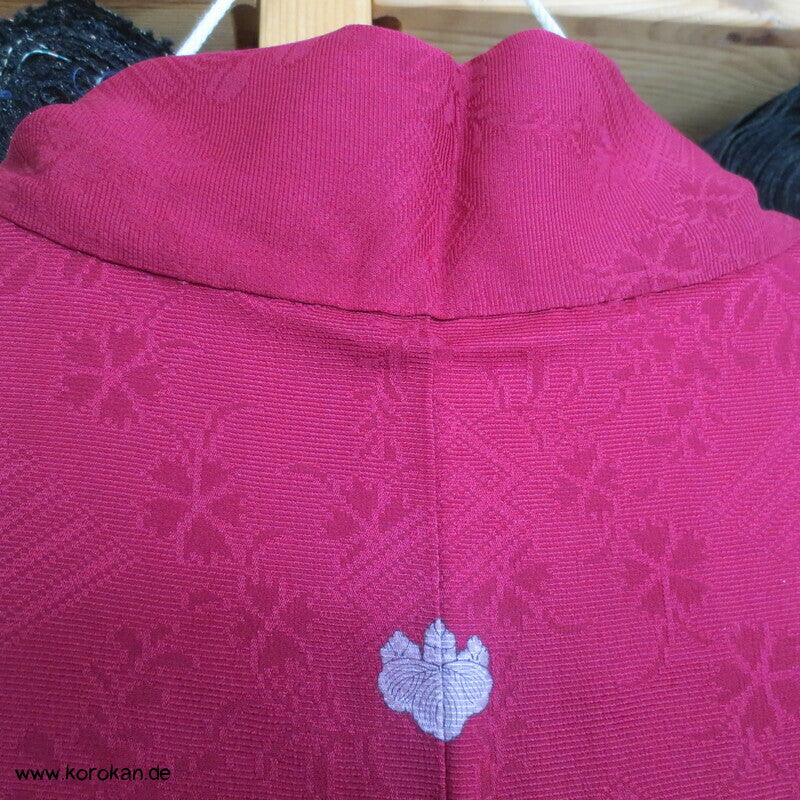 3 Mon burgundfarbiger Seiden Rinzu Damast Haori, Genjiko