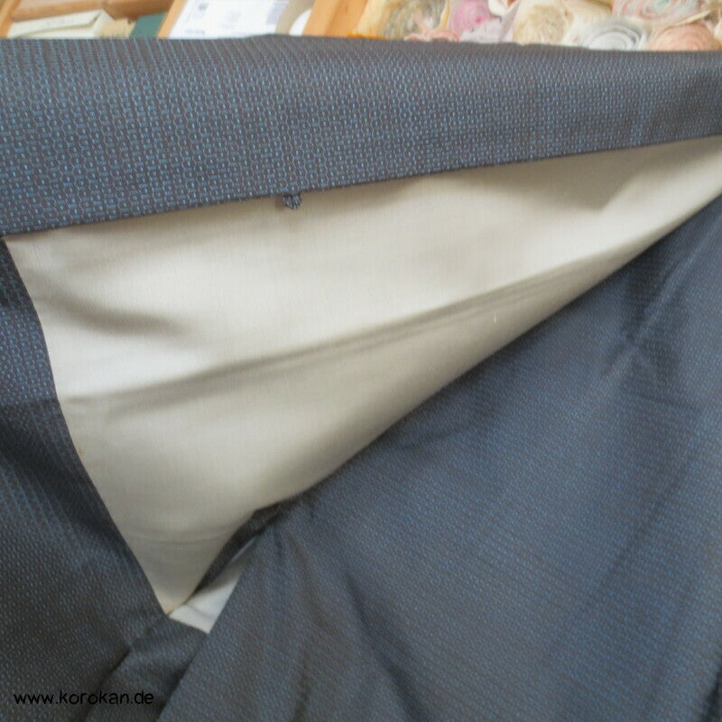 Kimono und Haori Set in blau schwarzer Kasuri Tsumugi Seide, große Welle