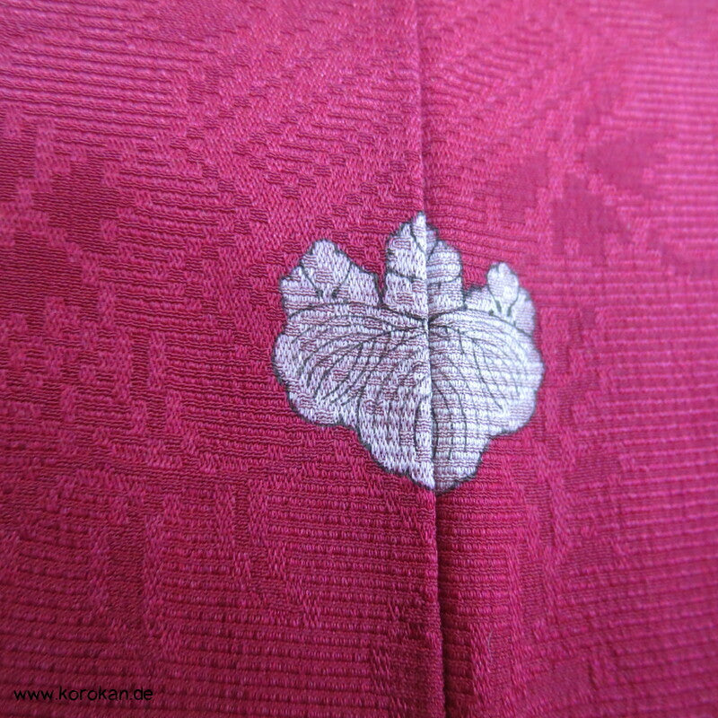 3 Mon burgundfarbiger Seiden Rinzu Damast Haori, Genjiko