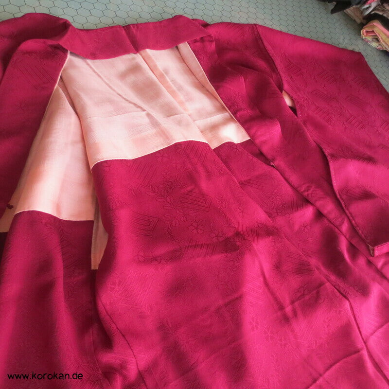 3 Mon burgundfarbiger Seiden Rinzu Damast Haori, Genjiko