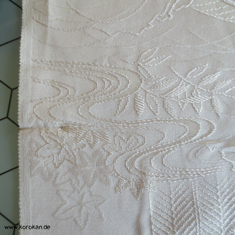 hautfarbener Rinzu Seiden Kimono Damast, mit Hakkake Seidencrepe