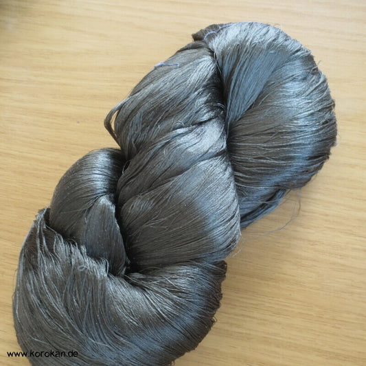 dunkelgraugrünes Seidengarn zum Weben aus japanischer Obi Werkstatt