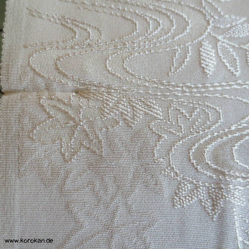 hautfarbener Rinzu Seiden Kimono Damast, mit Hakkake Seidencrepe