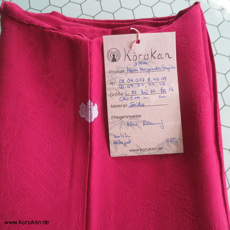 3 Mon burgundfarbiger Seiden Rinzu Damast Haori, Genjiko