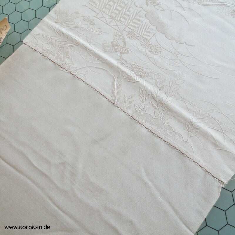 hautfarbener Rinzu Seiden Kimono Damast, mit Hakkake Seidencrepe