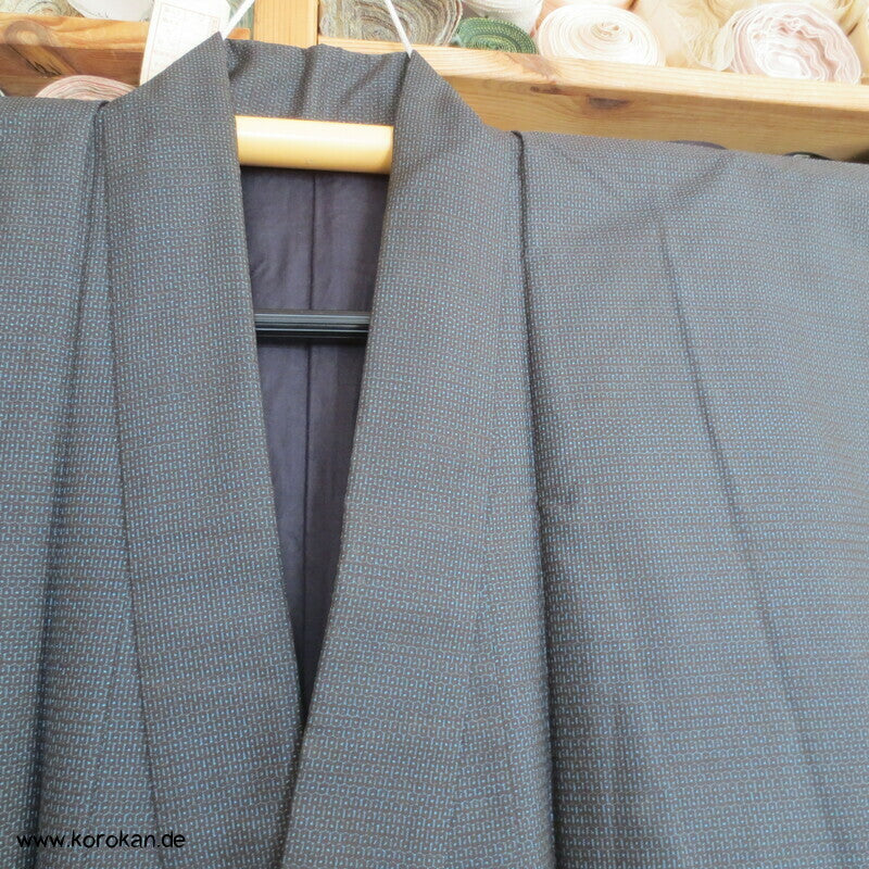 Kimono und Haori Set in blau schwarzer Kasuri Tsumugi Seide, große Welle