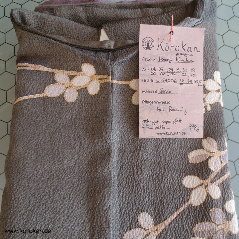 Nandina Zweige auf graugrün Homongi Kimono