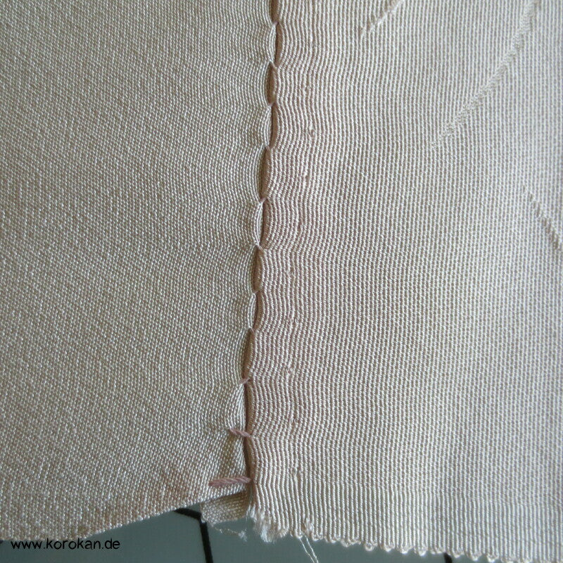 hautfarbener Rinzu Seiden Kimono Damast, mit Hakkake Seidencrepe
