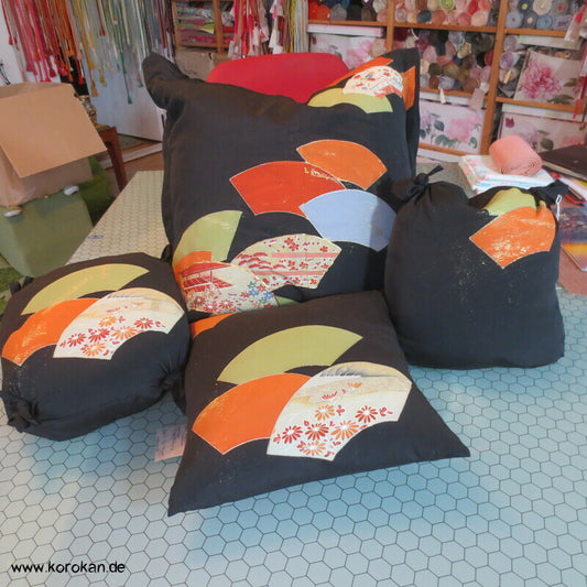 Kissenset aus Kimonoseide mit bunten Fächer, Goldstaub, 4 Stück