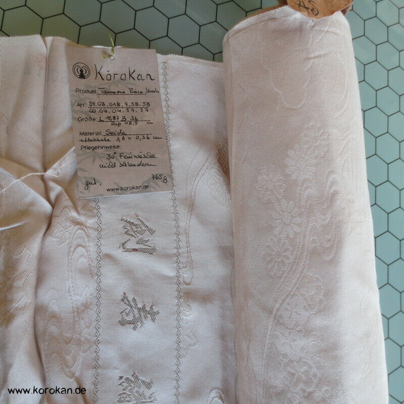 hautfarbener Rinzu Seiden Kimono Damast, mit Hakkake Seidencrepe