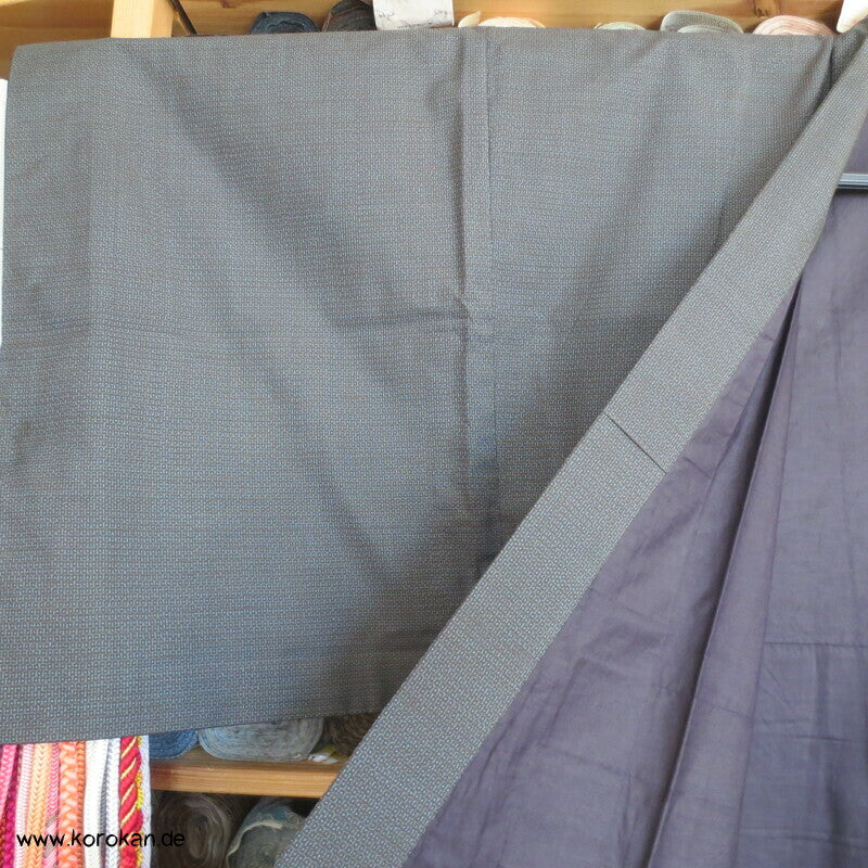 Kimono und Haori Set in blau schwarzer Kasuri Tsumugi Seide, große Welle
