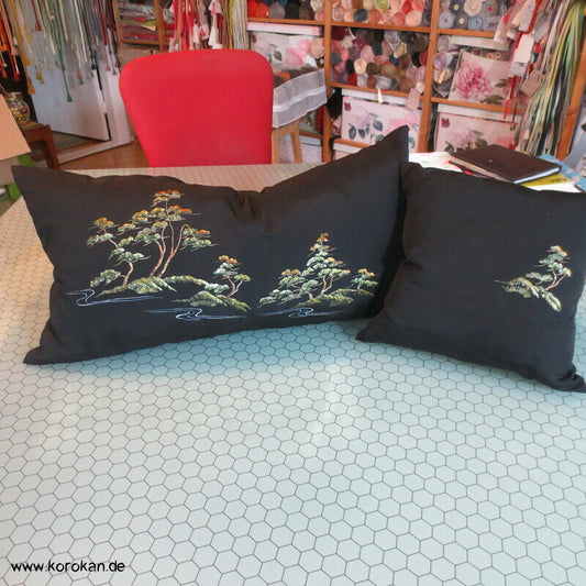Kissenset aus Kimono Seide mit gestickten Pinien, 1 x groß, 1 x klein