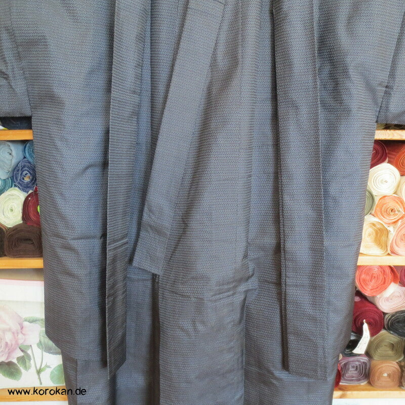 Kimono und Haori Set in blau schwarzer Kasuri Tsumugi Seide, Greifvogel Futter