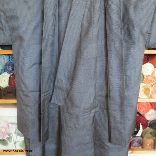 Kimono und Haori Set in blau schwarzer Kasuri Tsumugi Seide, Greifvogel Futter