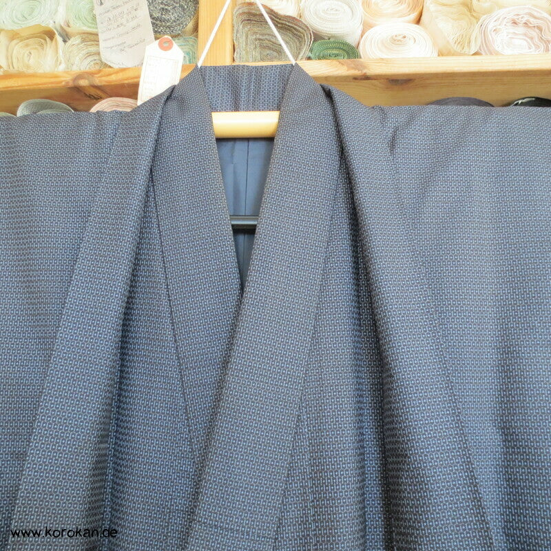 Kimono und Haori Set in blau schwarzer Kasuri Tsumugi Seide, Greifvogel Futter