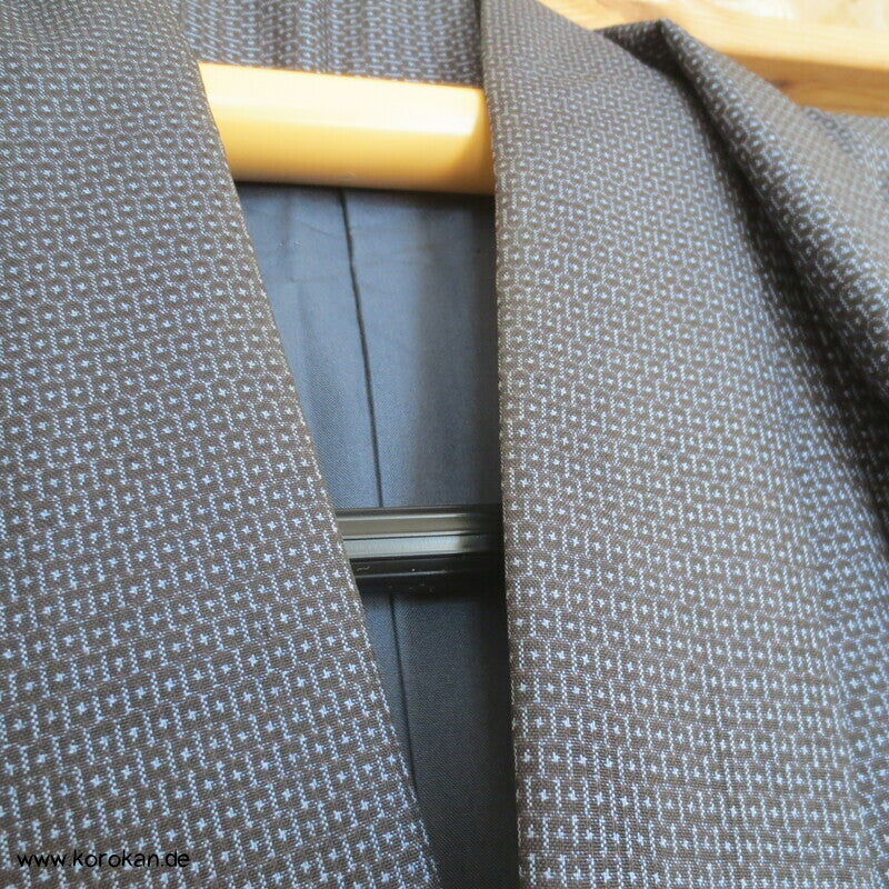 Kimono und Haori Set in blau schwarzer Kasuri Tsumugi Seide, Greifvogel Futter