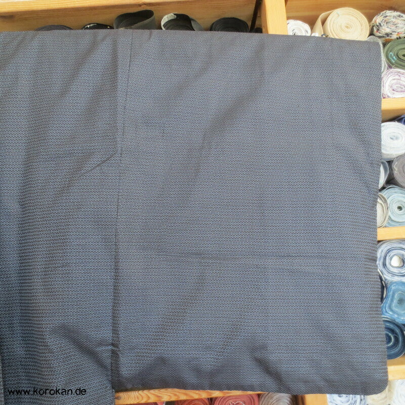 Kimono und Haori Set in blau schwarzer Kasuri Tsumugi Seide, Greifvogel Futter