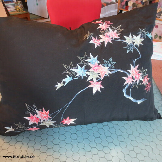 Kissenset aus Kimono Seide mit gestickten Ahornblättern, 1 x groß, 1 x klein