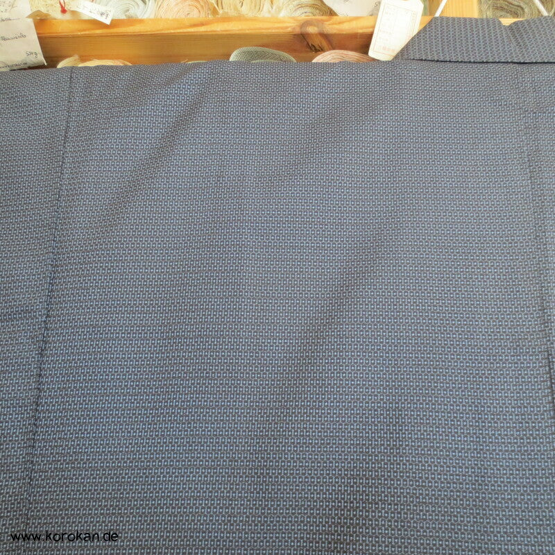 Kimono und Haori Set in blau schwarzer Kasuri Tsumugi Seide, Greifvogel Futter