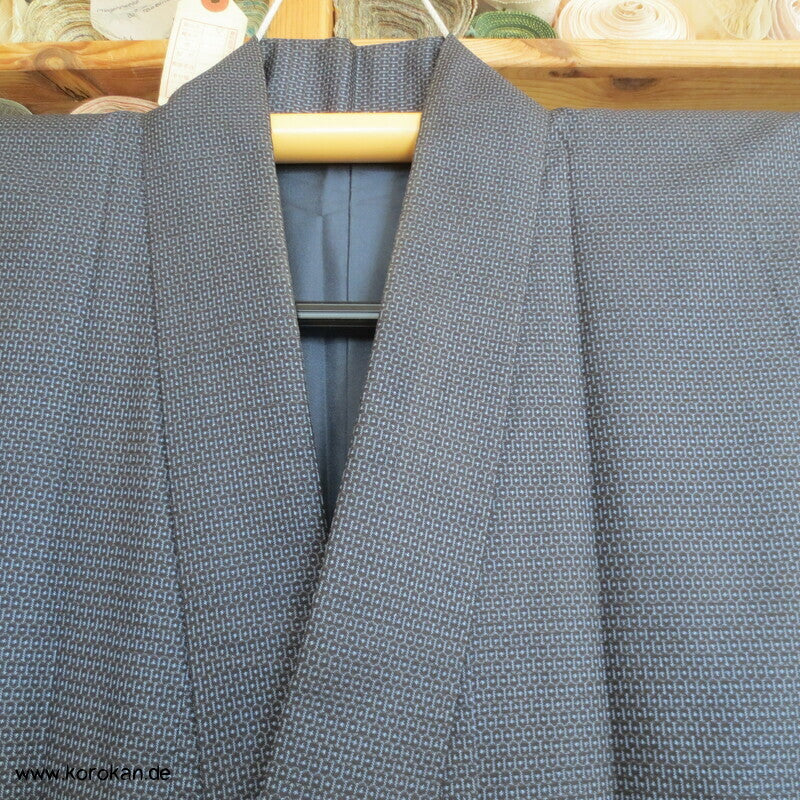 Kimono und Haori Set in blau schwarzer Kasuri Tsumugi Seide, Greifvogel Futter