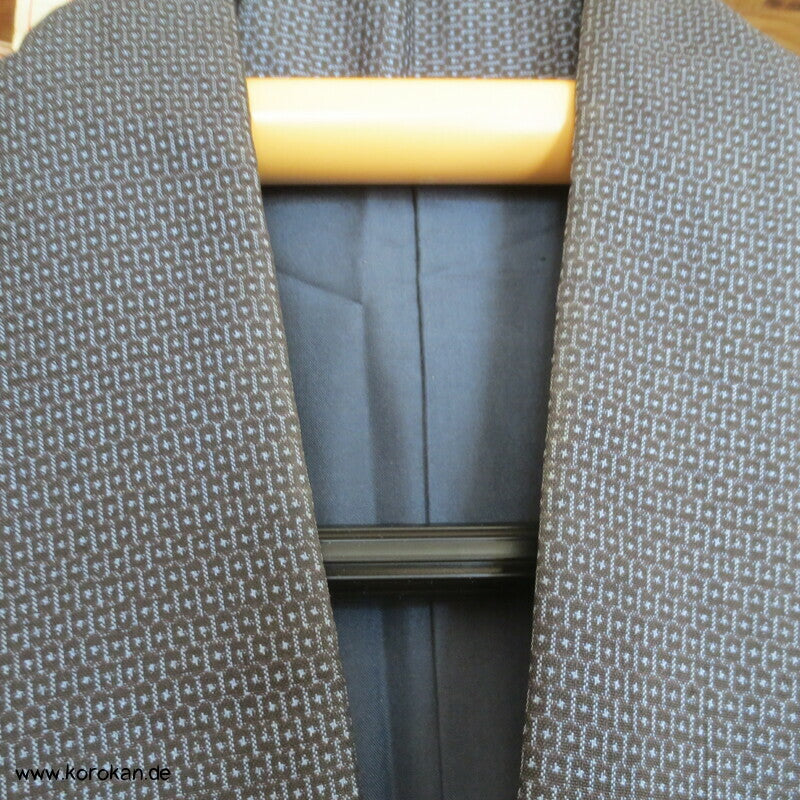 Kimono und Haori Set in blau schwarzer Kasuri Tsumugi Seide, Greifvogel Futter