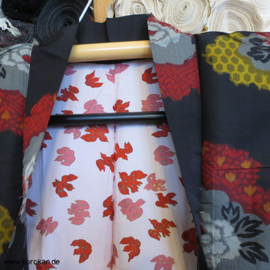 Päonien in Wolken auf schwarz Meisen Haori Kimono Jacke