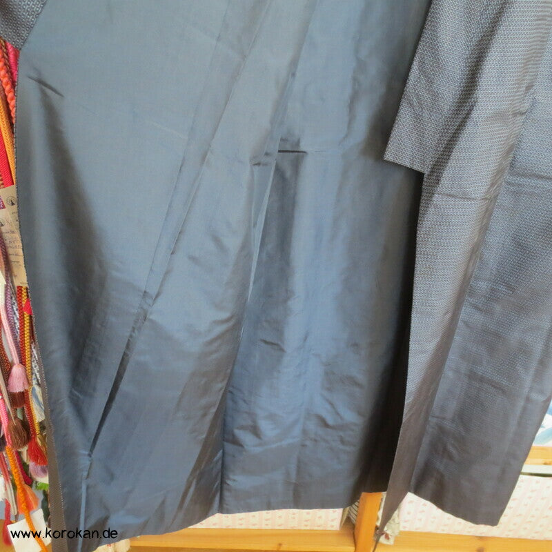 Kimono und Haori Set in blau schwarzer Kasuri Tsumugi Seide, Greifvogel Futter