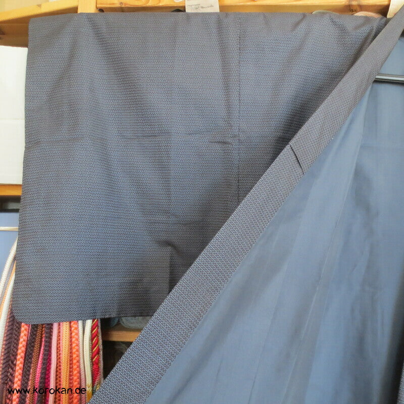 Kimono und Haori Set in blau schwarzer Kasuri Tsumugi Seide, Greifvogel Futter