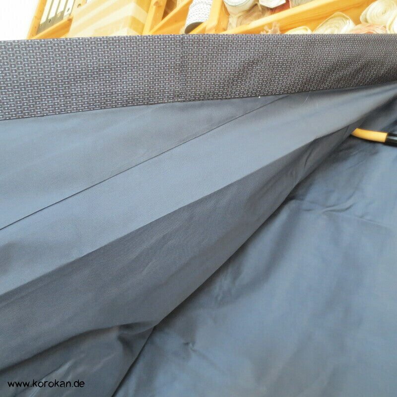 Kimono und Haori Set in blau schwarzer Kasuri Tsumugi Seide, Greifvogel Futter