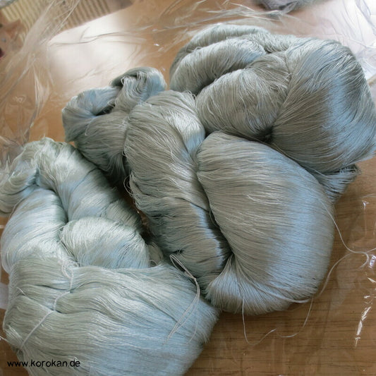 grau grünstichiges Seidengarn zum Weben aus japanischer Obi Werkstatt