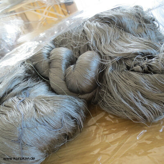 graugrünes Seidengarn zum Weben aus japanischer Obi Werkstatt