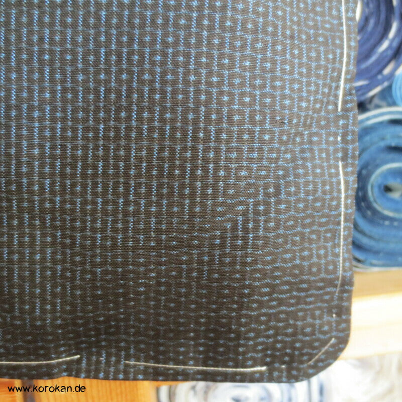 Kimono und Haori Set in blau schwarzer Kasuri Tsumugi Seide, kurz und breit