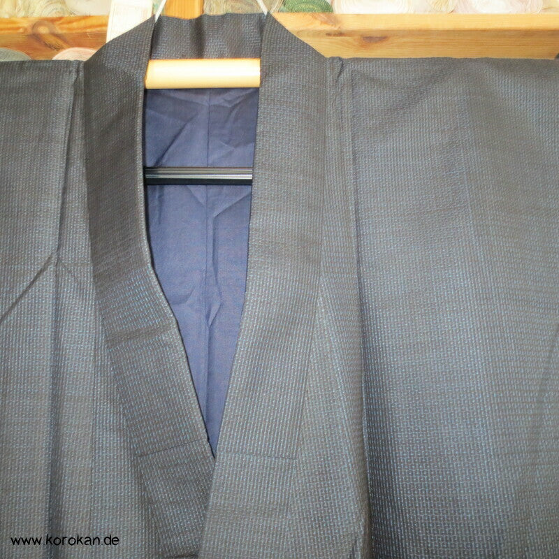 Kimono und Haori Set in blau schwarzer Kasuri Tsumugi Seide, kurz und breit