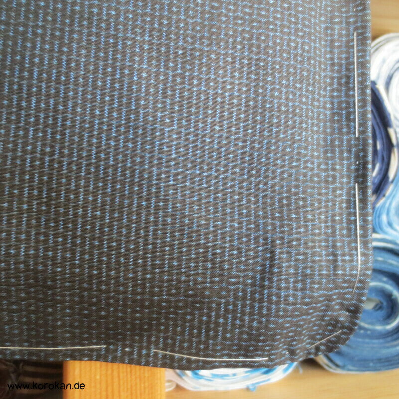 Kimono und Haori Set in blau schwarzer Kasuri Tsumugi Seide, kurz und breit