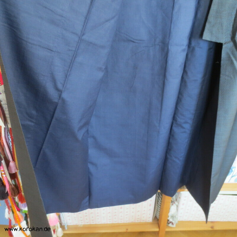Kimono und Haori Set in blau schwarzer Kasuri Tsumugi Seide, kurz und breit