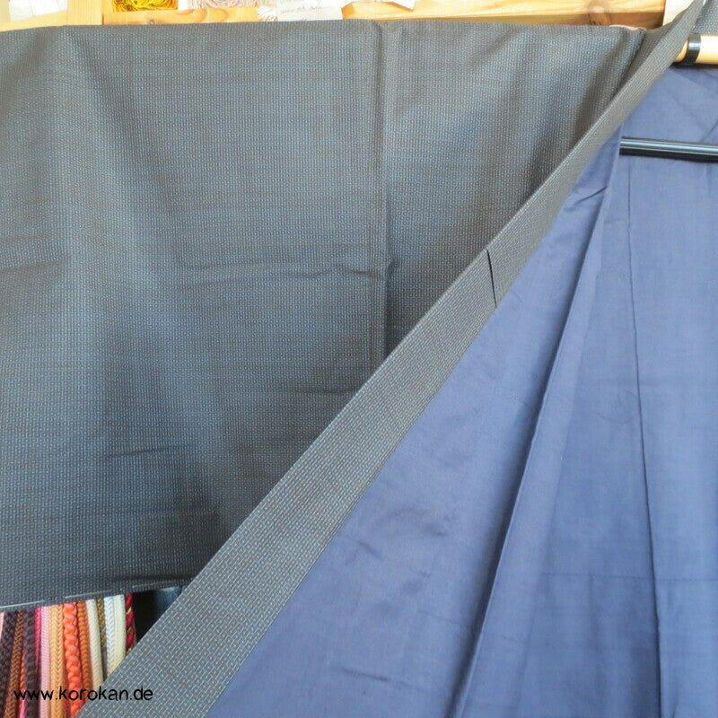 Kimono und Haori Set in blau schwarzer Kasuri Tsumugi Seide, kurz und breit