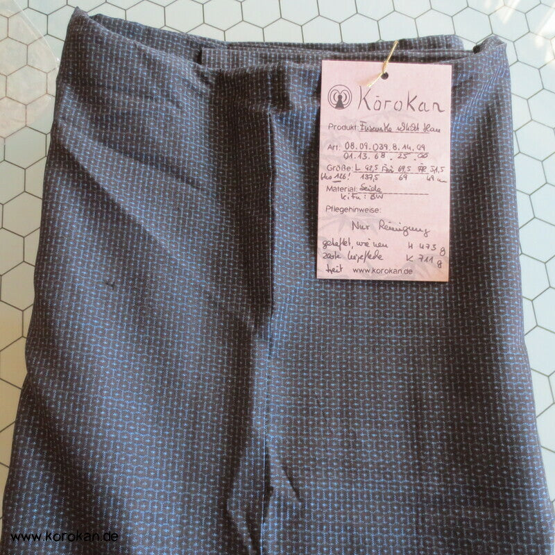 Kimono und Haori Set in blau schwarzer Kasuri Tsumugi Seide, kurz und breit