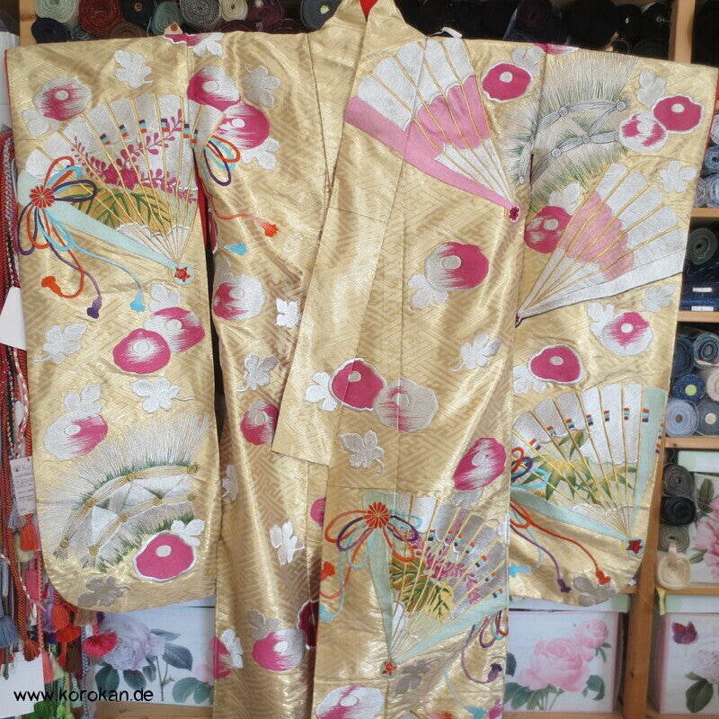 prächtige Stickerei Fächer und Blüten Uchikake - Hochzeitsmantel