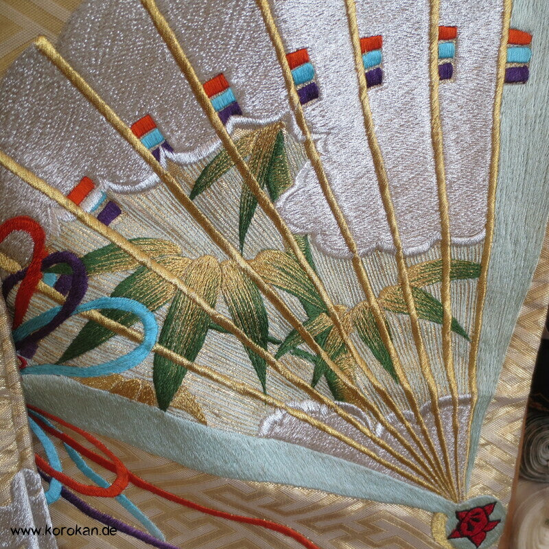 prächtige Stickerei Fächer und Blüten Uchikake - Hochzeitsmantel
