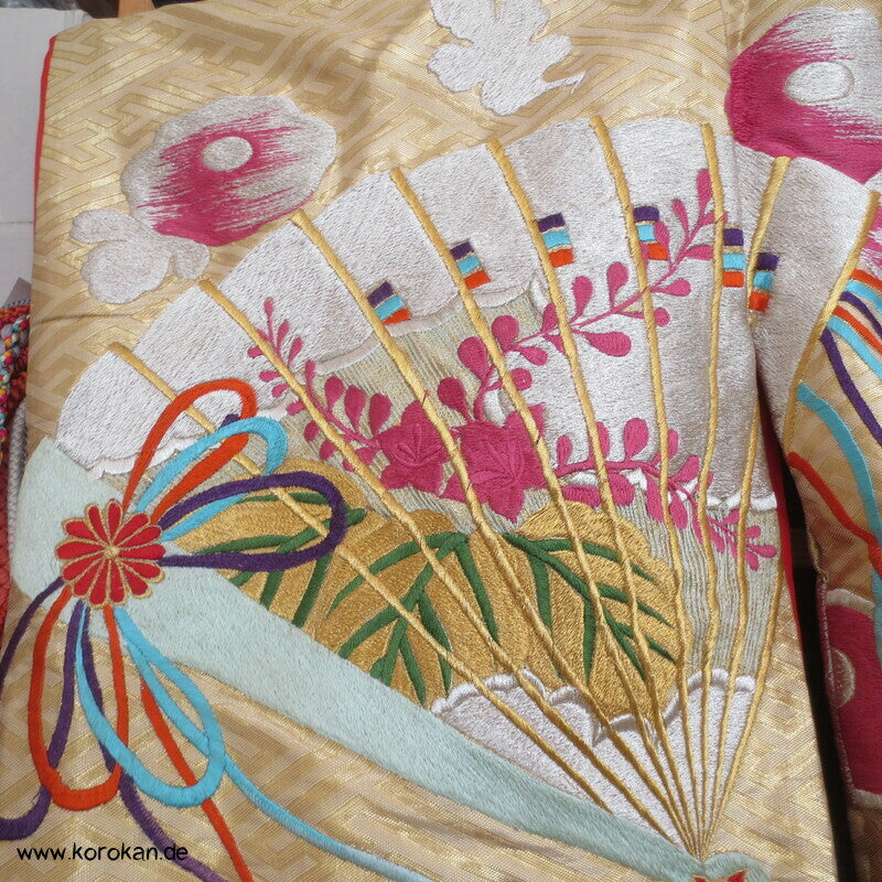prächtige Stickerei Fächer und Blüten Uchikake - Hochzeitsmantel