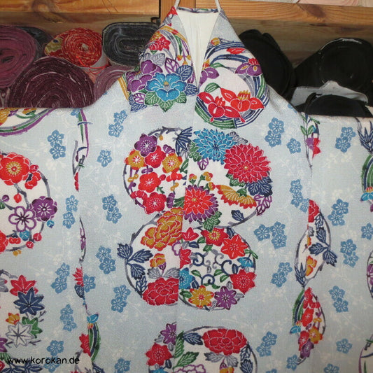 Blumenrondelle auf hellblaugrau Komon Kimono