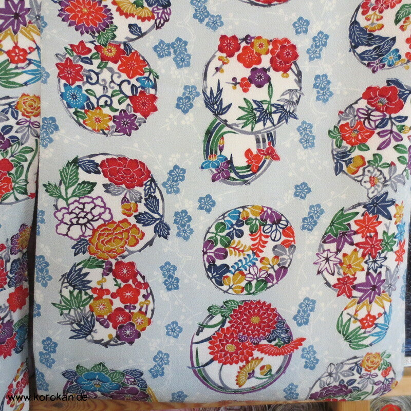 Blumenrondelle auf hellblaugrau Komon Kimono