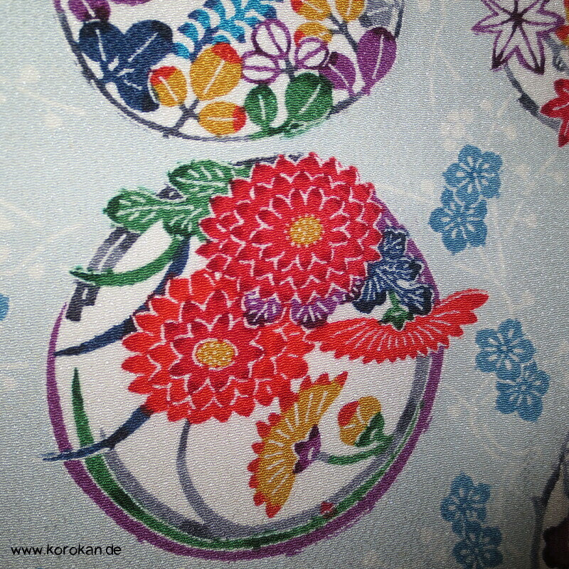 Blumenrondelle auf hellblaugrau Komon Kimono