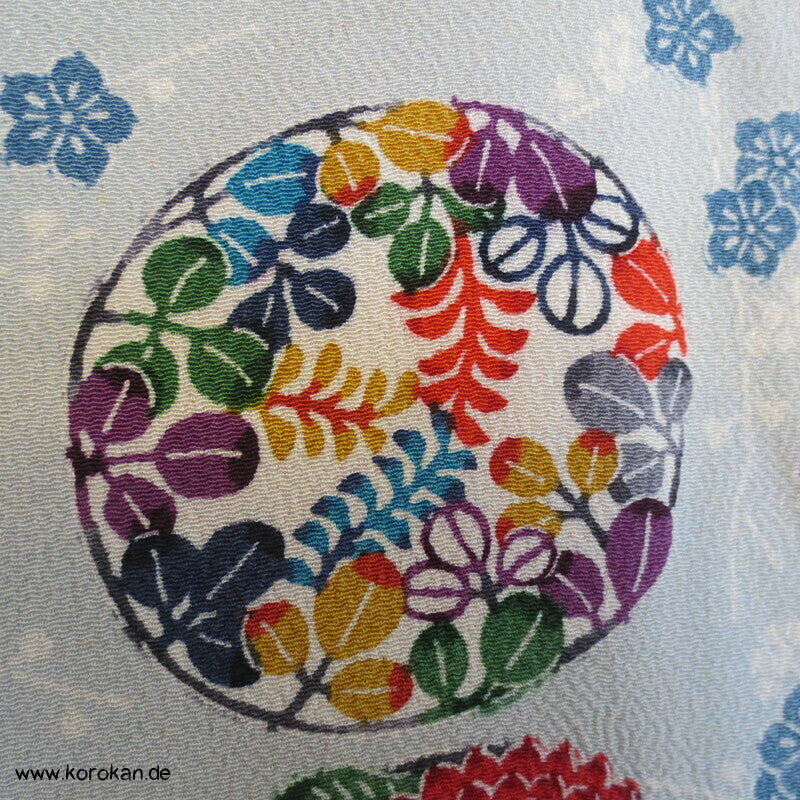 Blumenrondelle auf hellblaugrau Komon Kimono