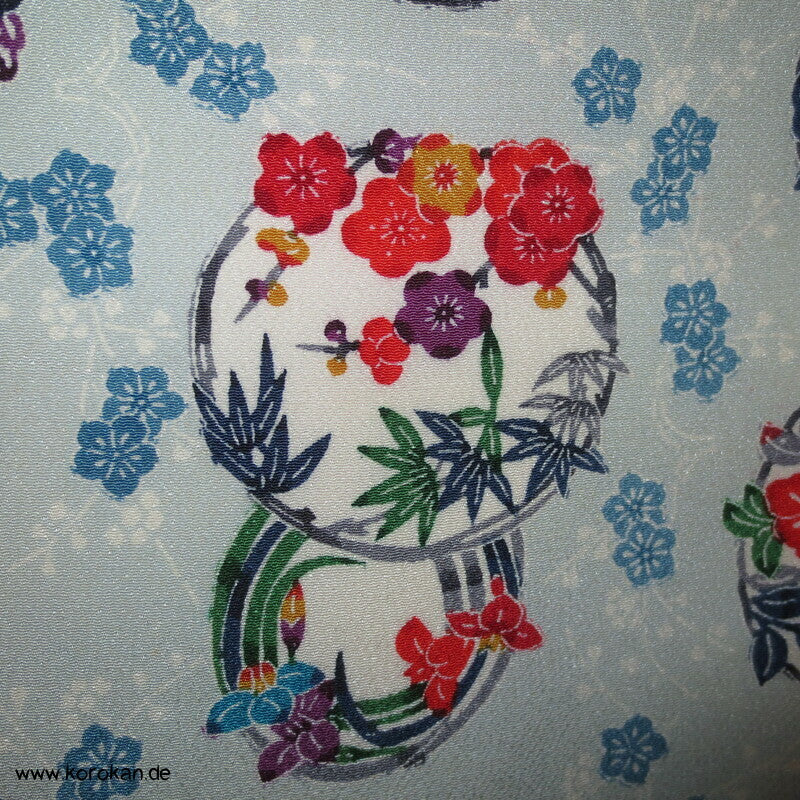 Blumenrondelle auf hellblaugrau Komon Kimono