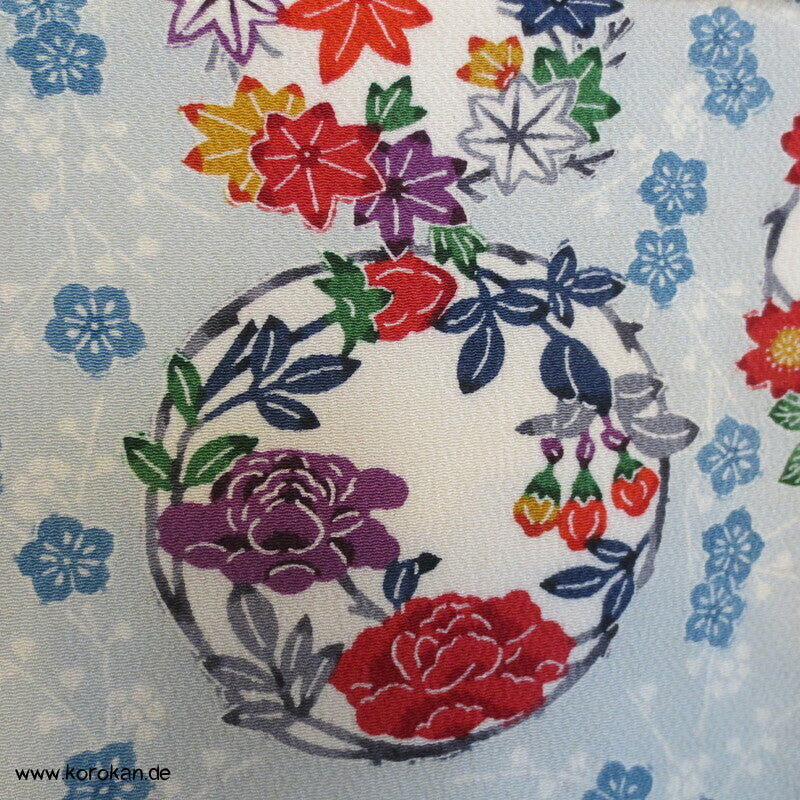 Blumenrondelle auf hellblaugrau Komon Kimono